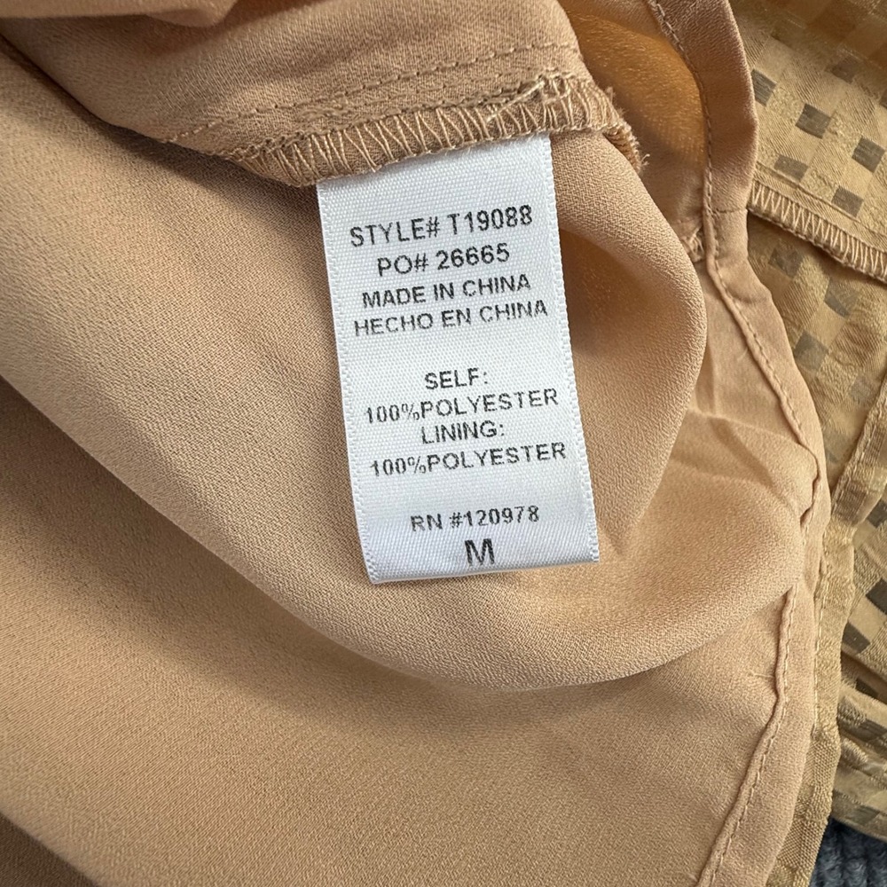 Entro Blouse Womens Size M Tan Excellent Ruffle Shoulder Grid V-Neck Top T19088 - Picture 6 of 7